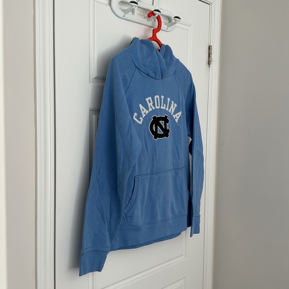 NORTH CAROLINA TAR HEELS Blue Logo Hoodie in Large - Picture 8 of 9